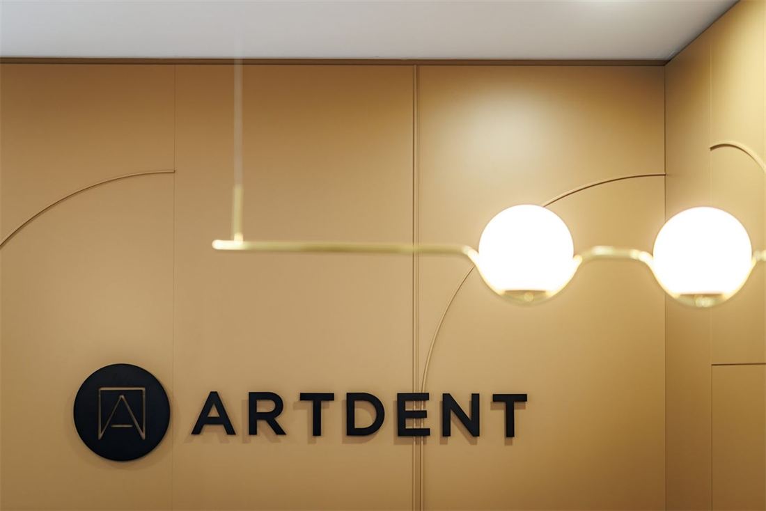 Artdent Logo im Empfangsbereich