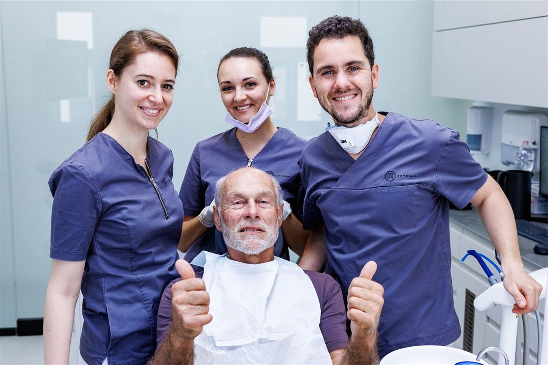 Zufriedener Patient mit Behandlungsteam