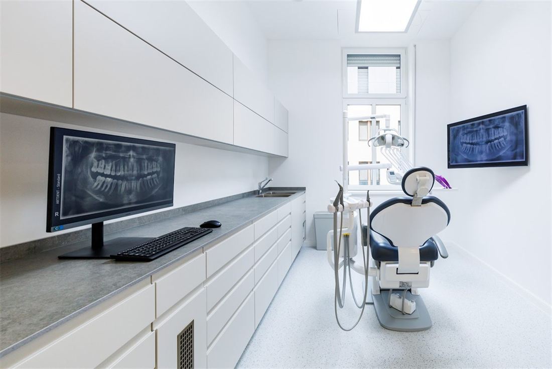 Behandlungszimmer mit digitalem Röntgenbild