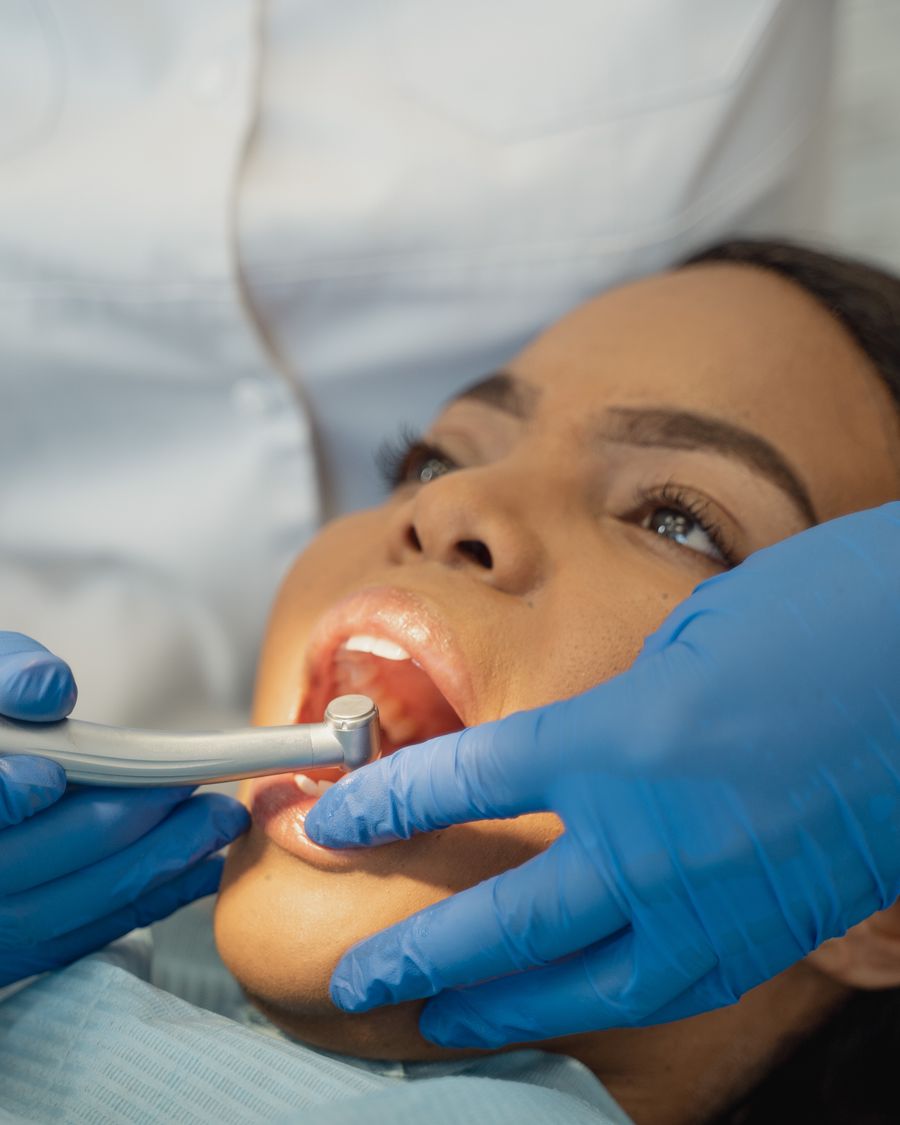 Zahnbehandlung in der Partnerklinik mit modernen Instrumenten