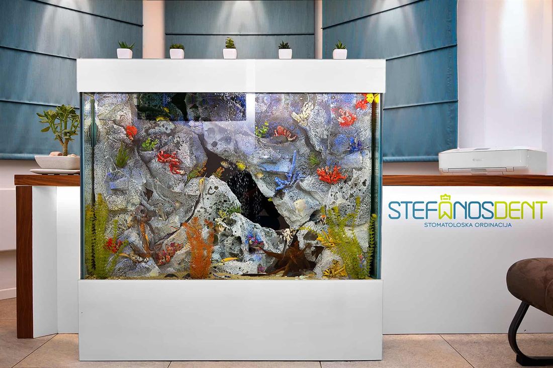 Wartebereich mit Aquarium